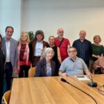 Persone intorno a un tavolo