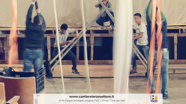 Persone al lavoro in una stanza