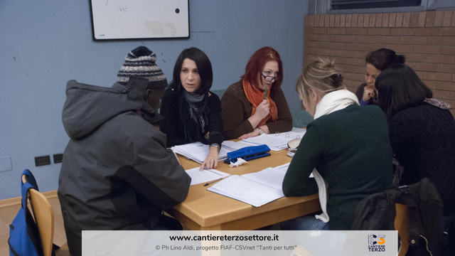 Persone attorno a un tavolo in una lezione