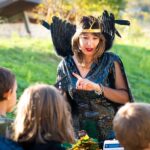 Una donna in costume in mezzo ai bambini