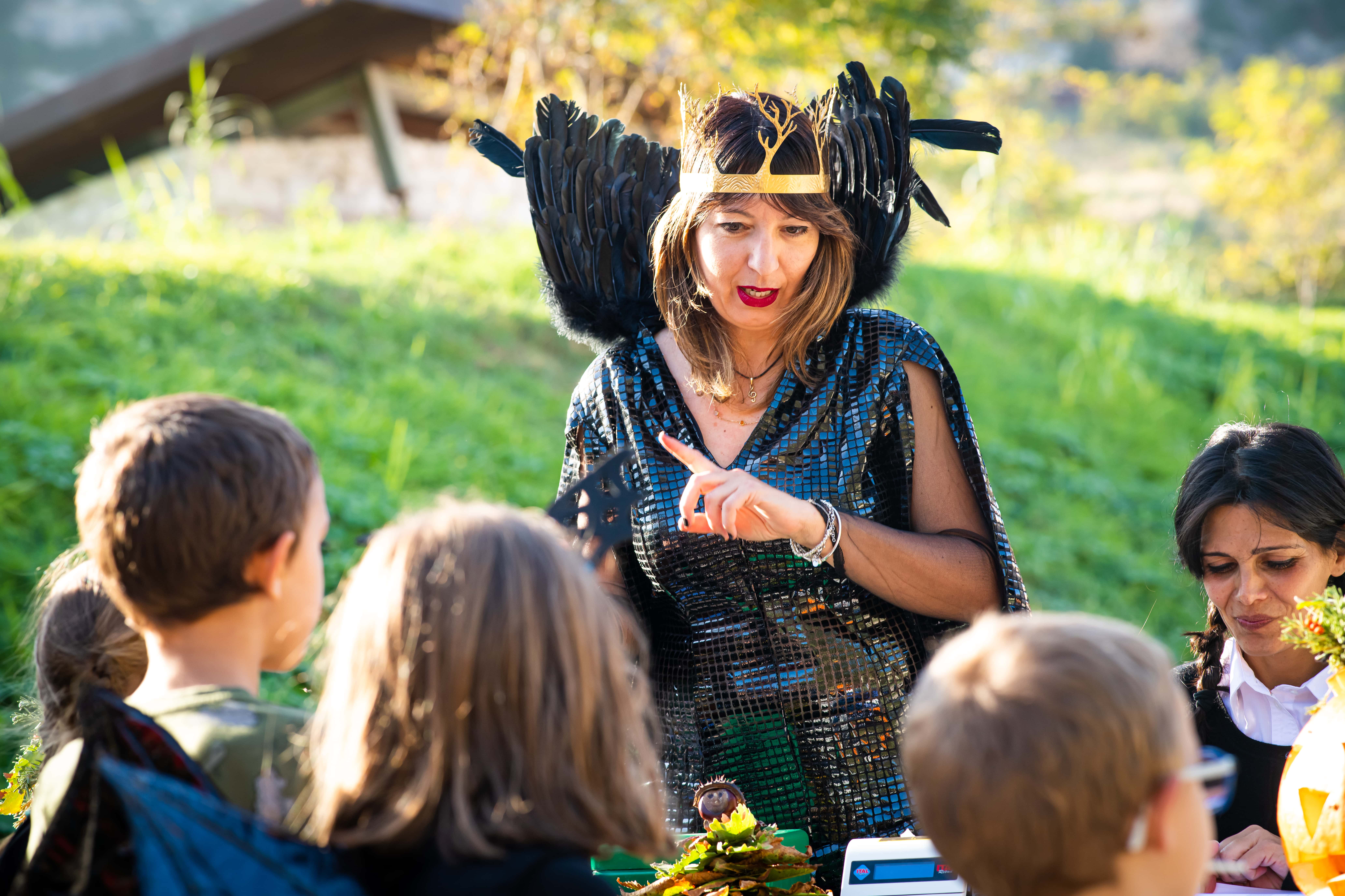 Una donna in costume in mezzo ai bambini