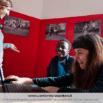 Giovani attorno a un tavolo