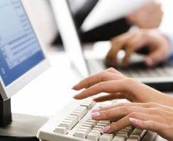 Una mano che lavora alla tastiera del computer