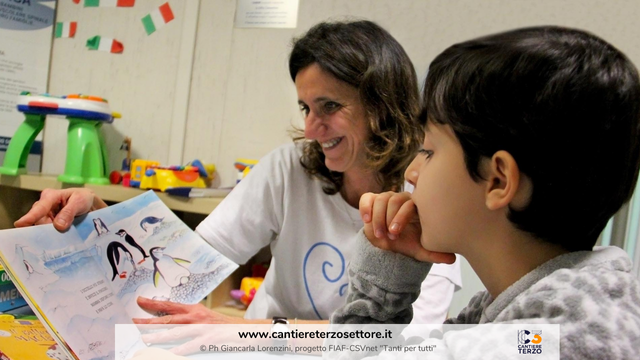 Una donna mostra un disegno a un bambino