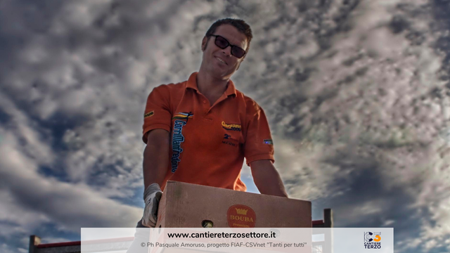 Un uomo solleva una scatola