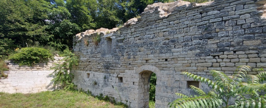 La facciata di un rudere