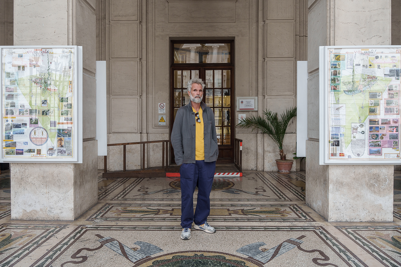 Un uomo in piedi
