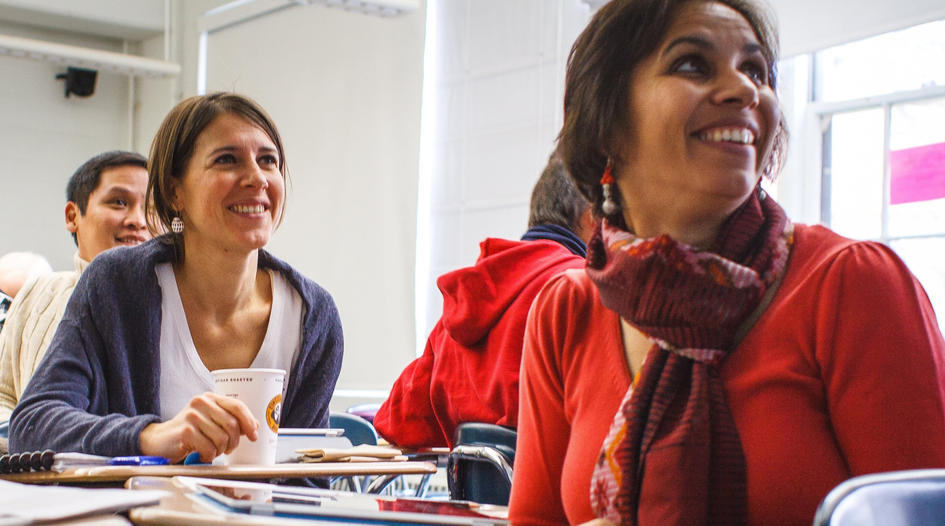 due donne sorridenti e partecipi durante una lezione