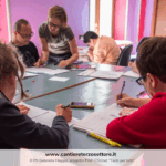 Persone attorno a un tavolo.