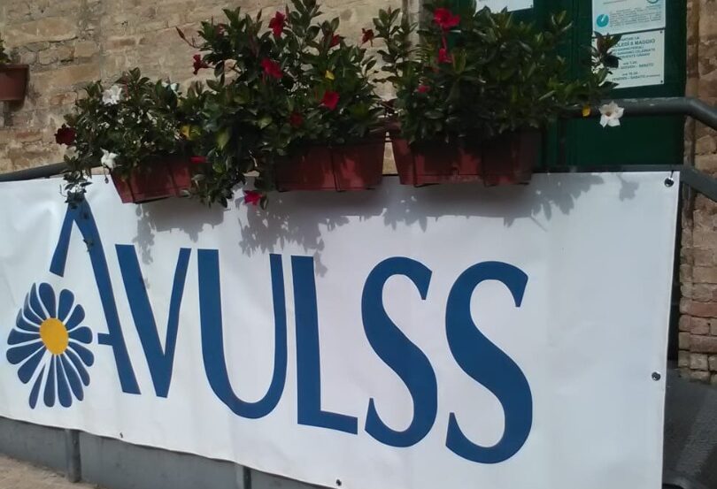 Uno striscione appeso con la scritta Avulss