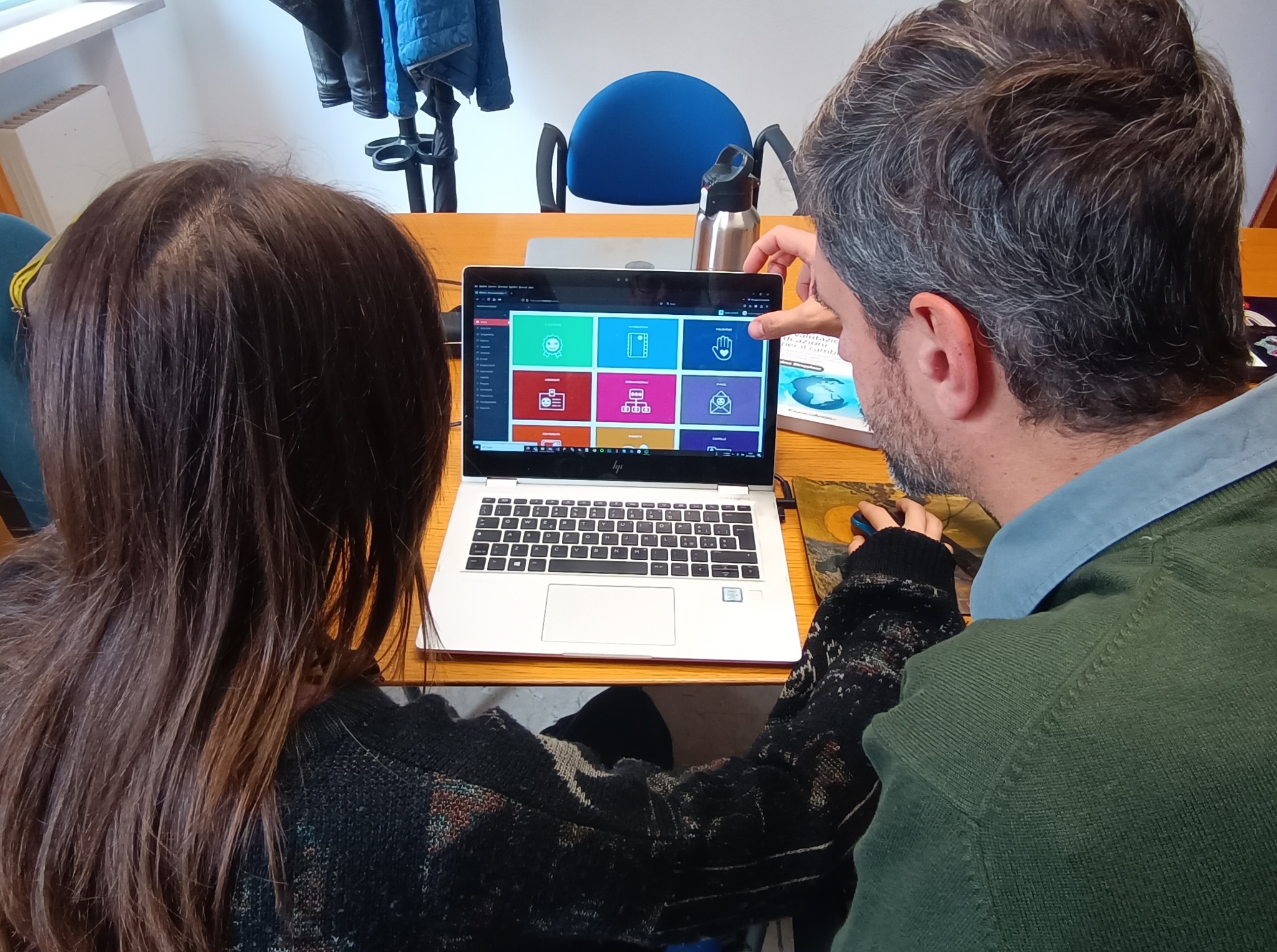 due persone davanti a un pc con aperto il software Verif!co