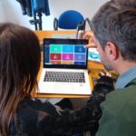 Due persone al computer