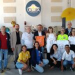 il gruppo degli organizzatori dopo la conf. stampa, tengono in mano le t-shirt ufficiali dell'evento