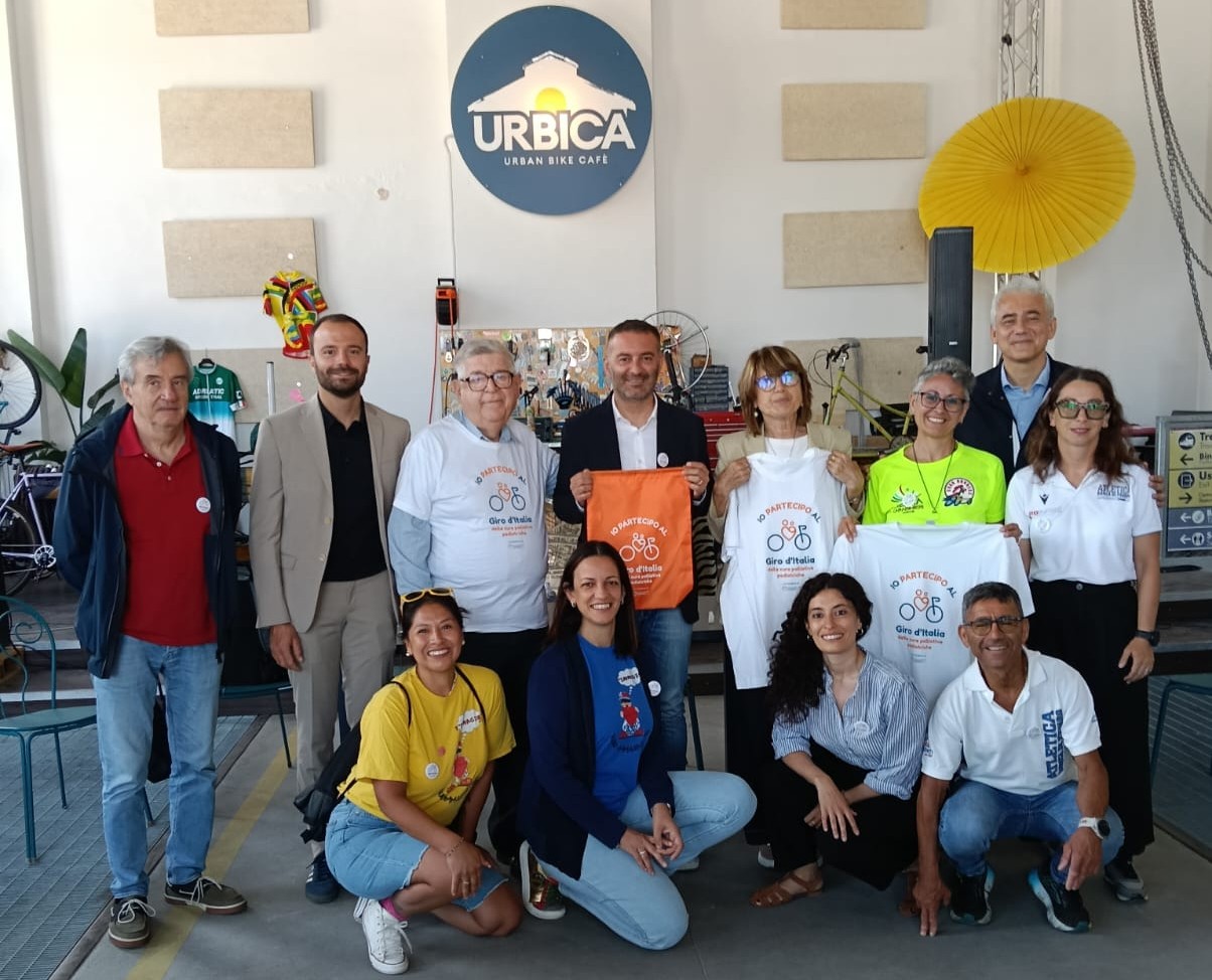 il gruppo degli organizzatori dopo la conf. stampa, tengono in mano le t-shirt ufficiali dell'evento