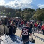 Un palco con una persona al microfono e il pubblico davanti