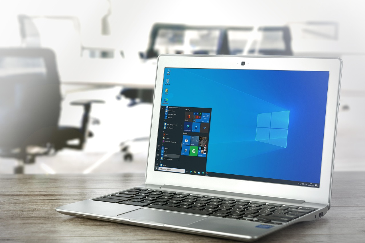 un pc windows aperto su un tavolo