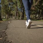 le gambe di una persona che sta facendo jogging