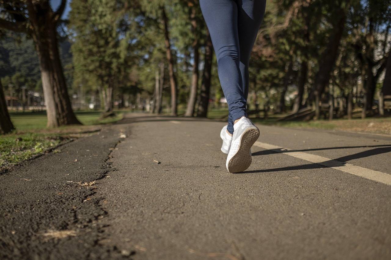 le gambe di una persona che sta facendo jogging