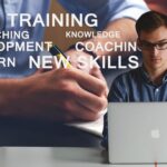 un uomo al pc durante un corso di formazione