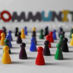 tante pedine colorate che formano una comunità