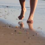 due piedi, in camminata, in riva al mare
