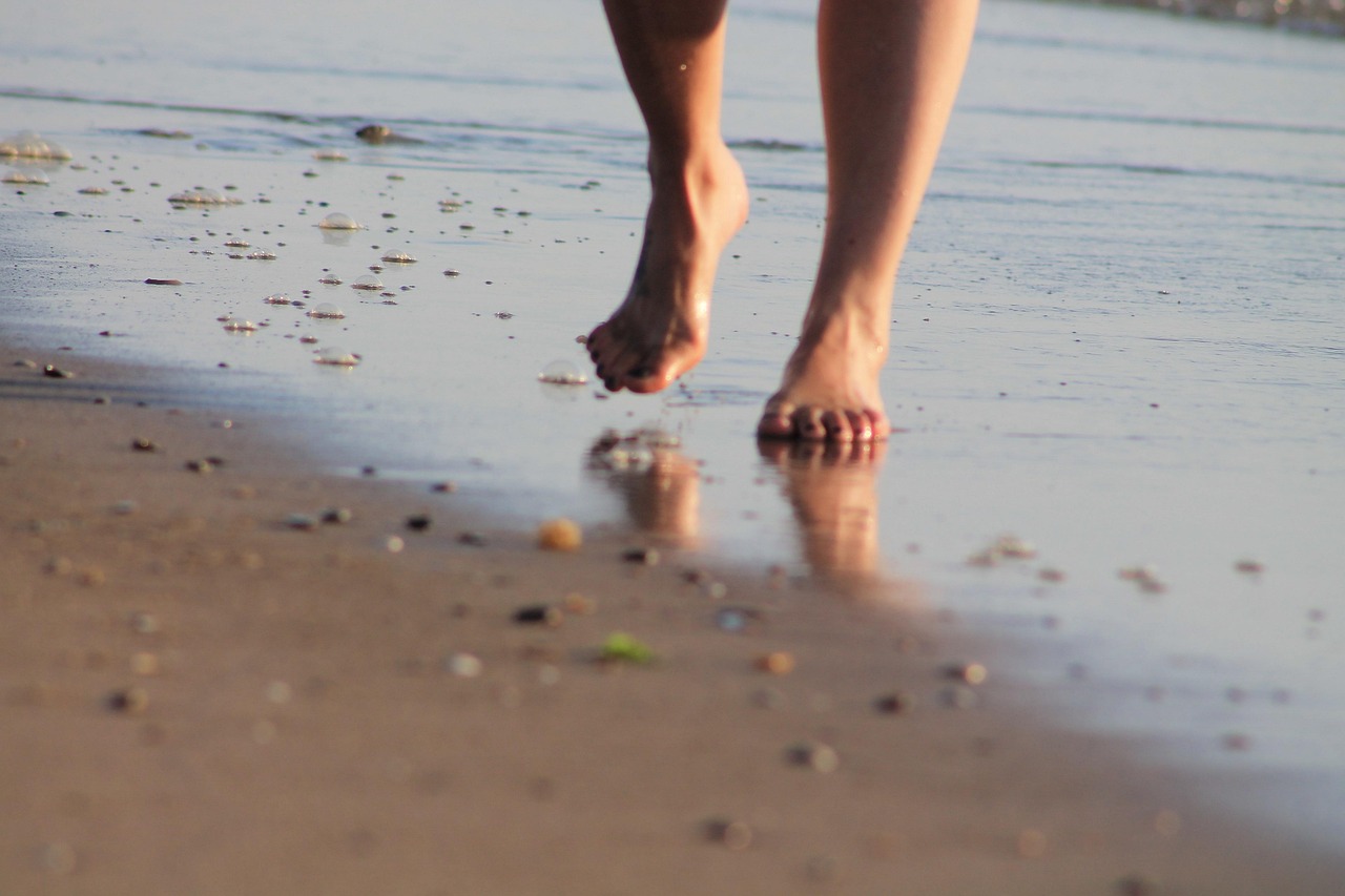 due piedi, in camminata, in riva al mare
