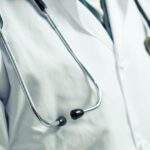 il camice di un medico che porta al collo lo stetoscopio