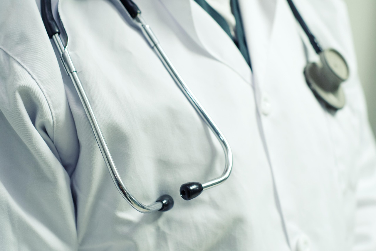 il camice di un medico che porta al collo lo stetoscopio