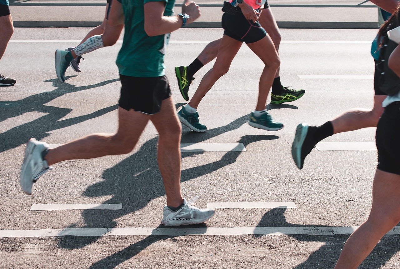 persone che corrono una maratona