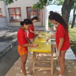 giovani partecipanti con t-shirt rosse