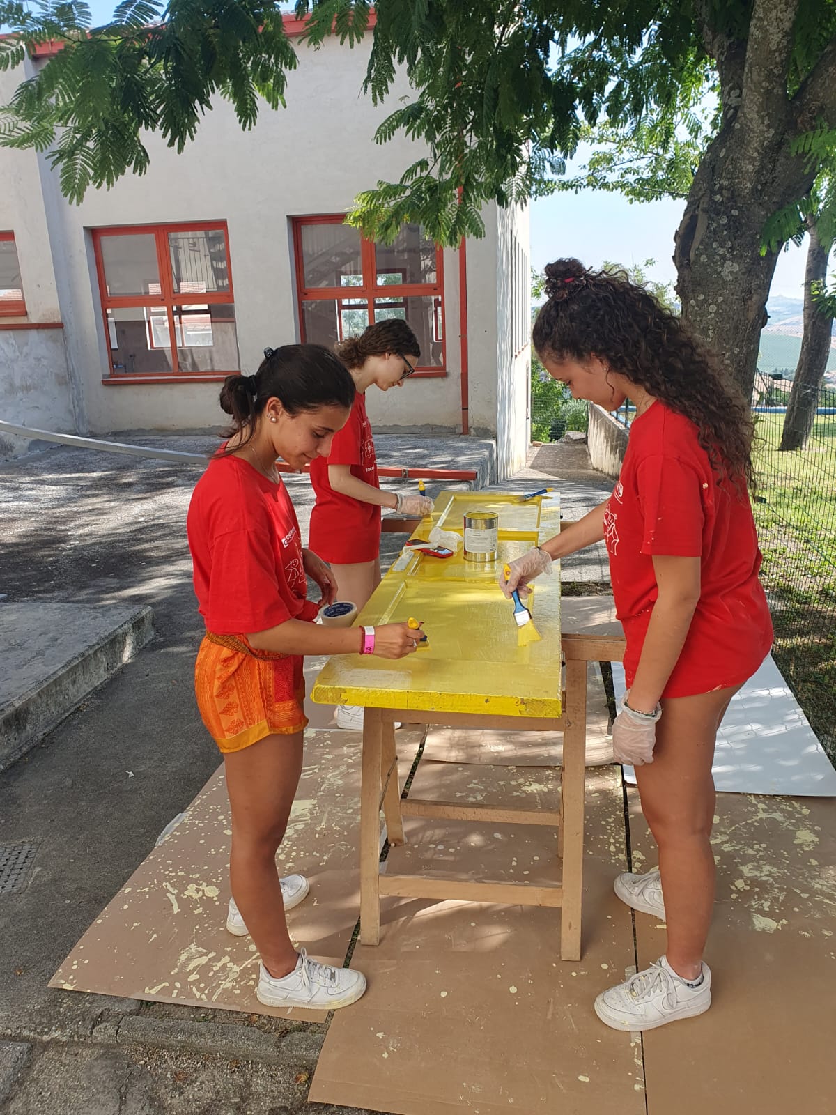 giovani partecipanti con t-shirt rosse