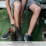 Un uomo si infila le scarpe