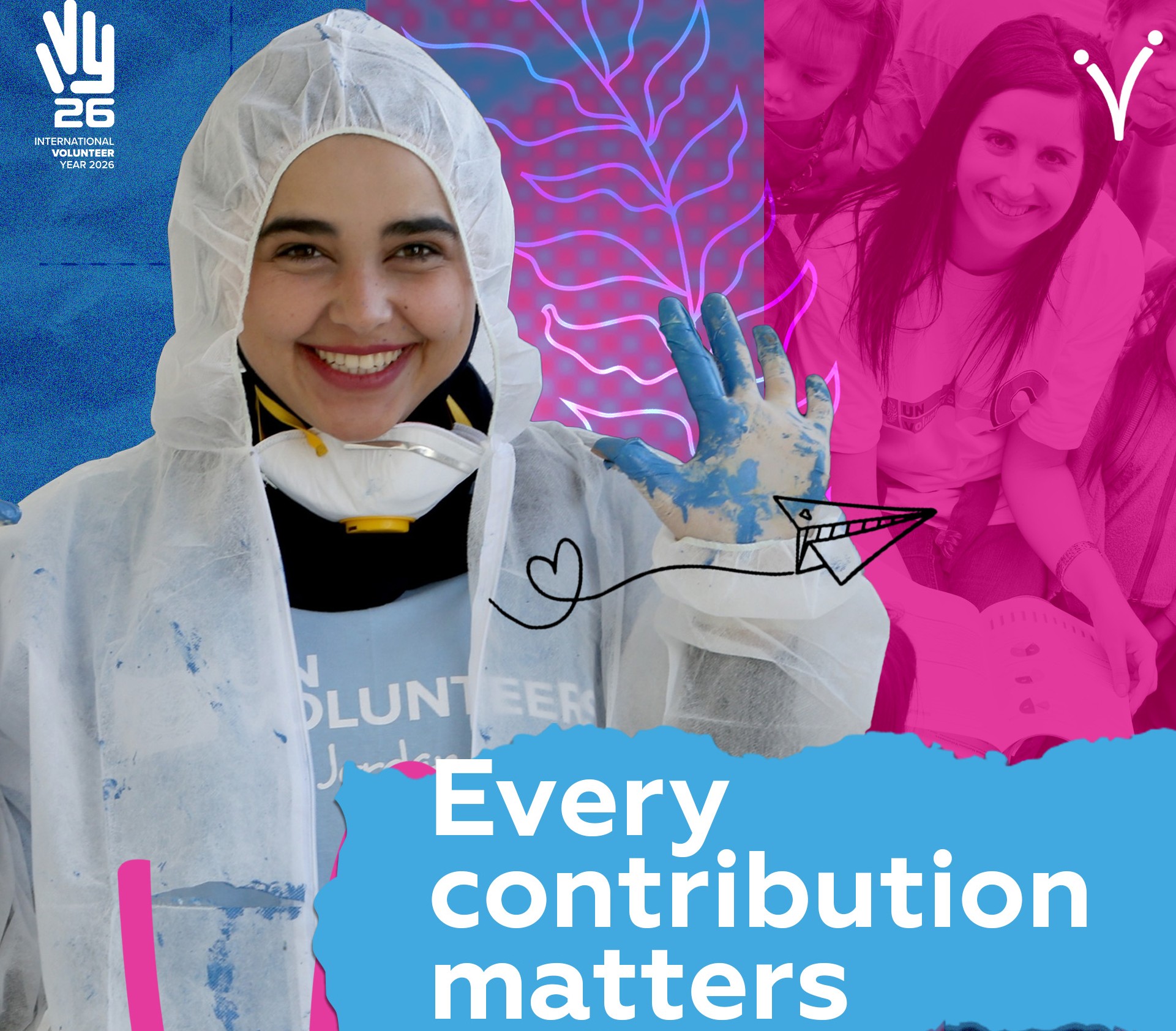 una volontaria con la tuta bianca e la mascherina fa il cinque con la mano