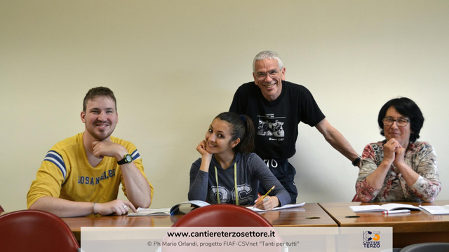 Tre persone dietro a un tavolo