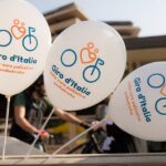 tre palloncini con il logo della campagna