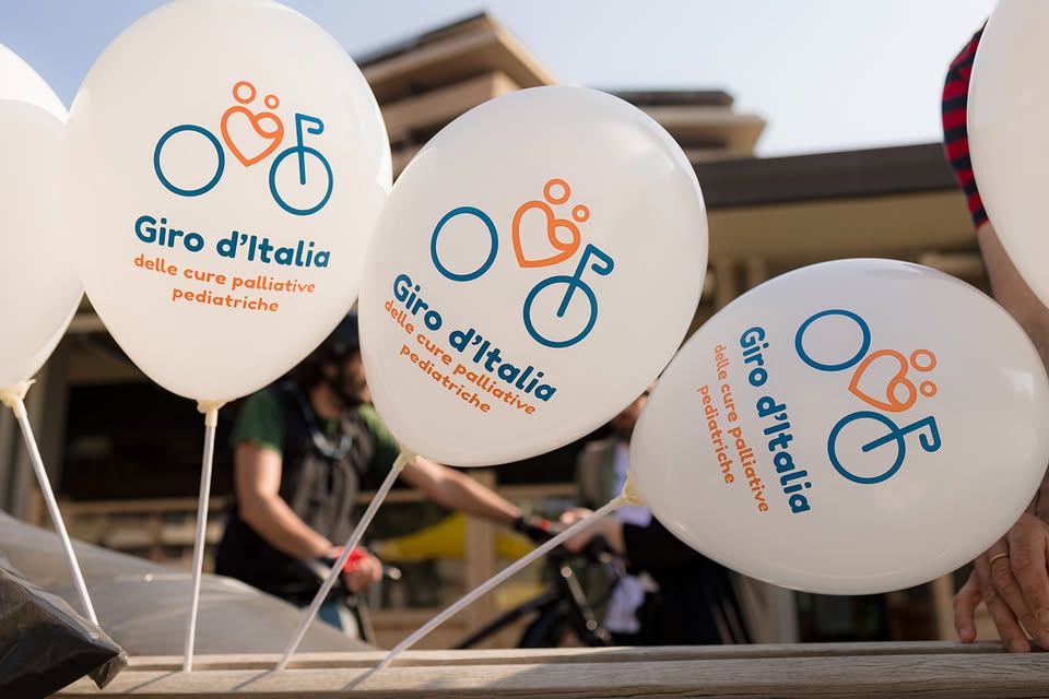 tre palloncini con il logo della campagna