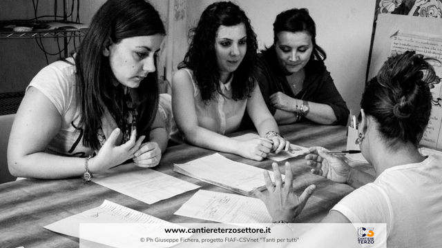 Rgazze al lavoro a un tavolo