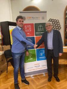 stretta di mano tra il presidente uscente e il neopresidente