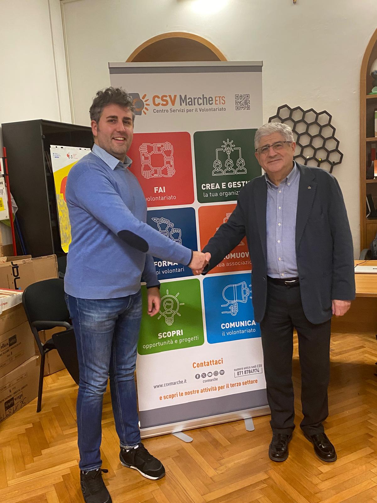 stretta di mano tra il presidente uscente e il neopresidente