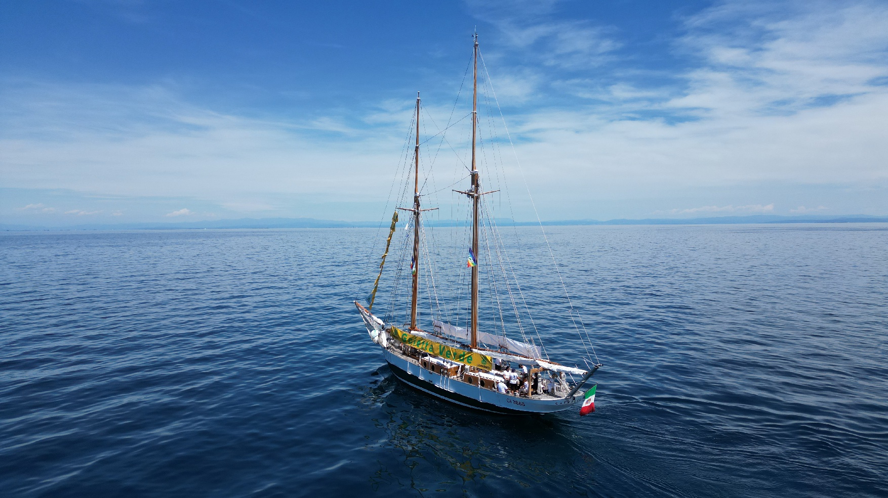 Una barca a vela in mezzo al mare.