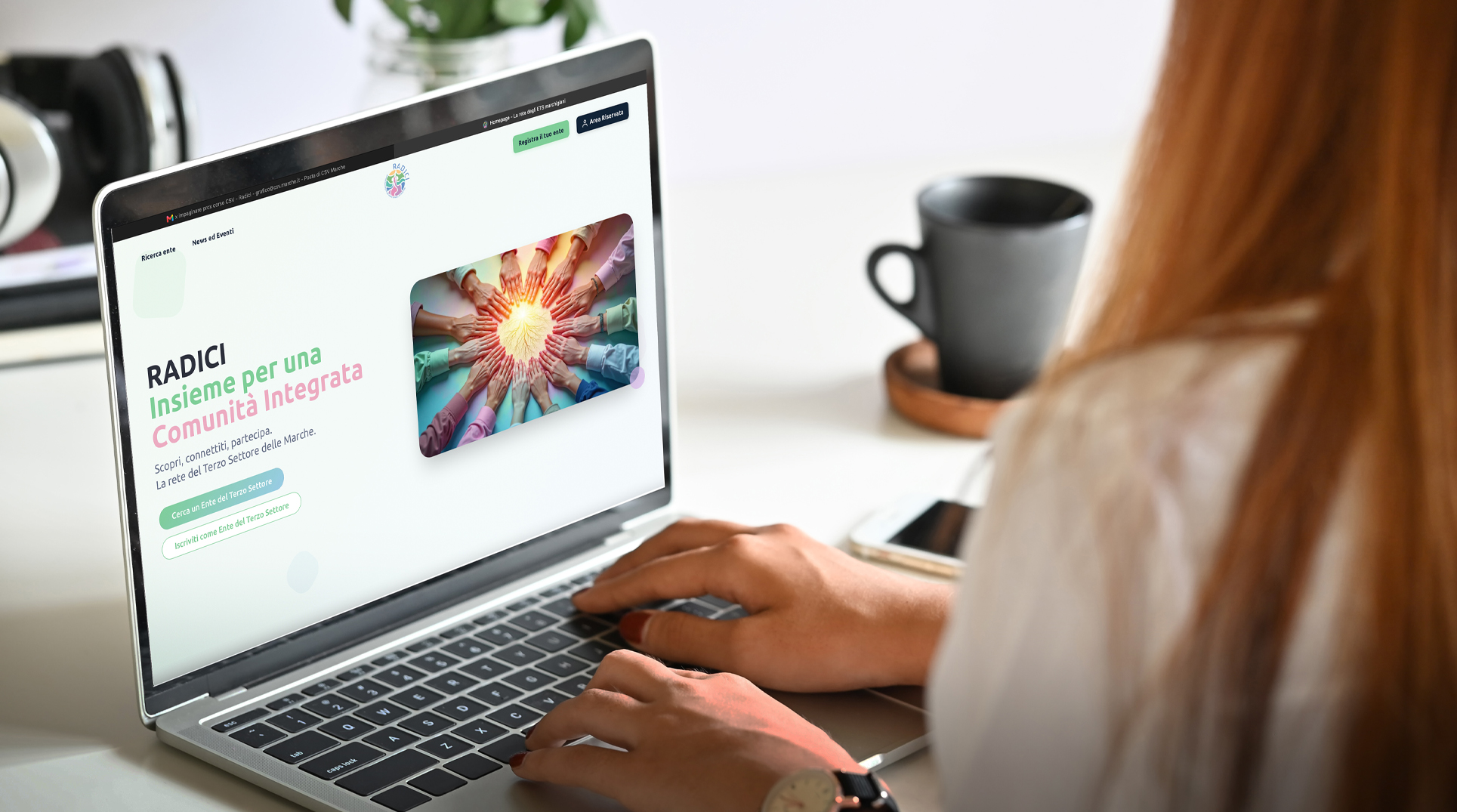 una donna al pc portatile sta navigando sull'Hub Terzo settore Marche