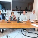 Quattro persone a un tavolo di conferenza