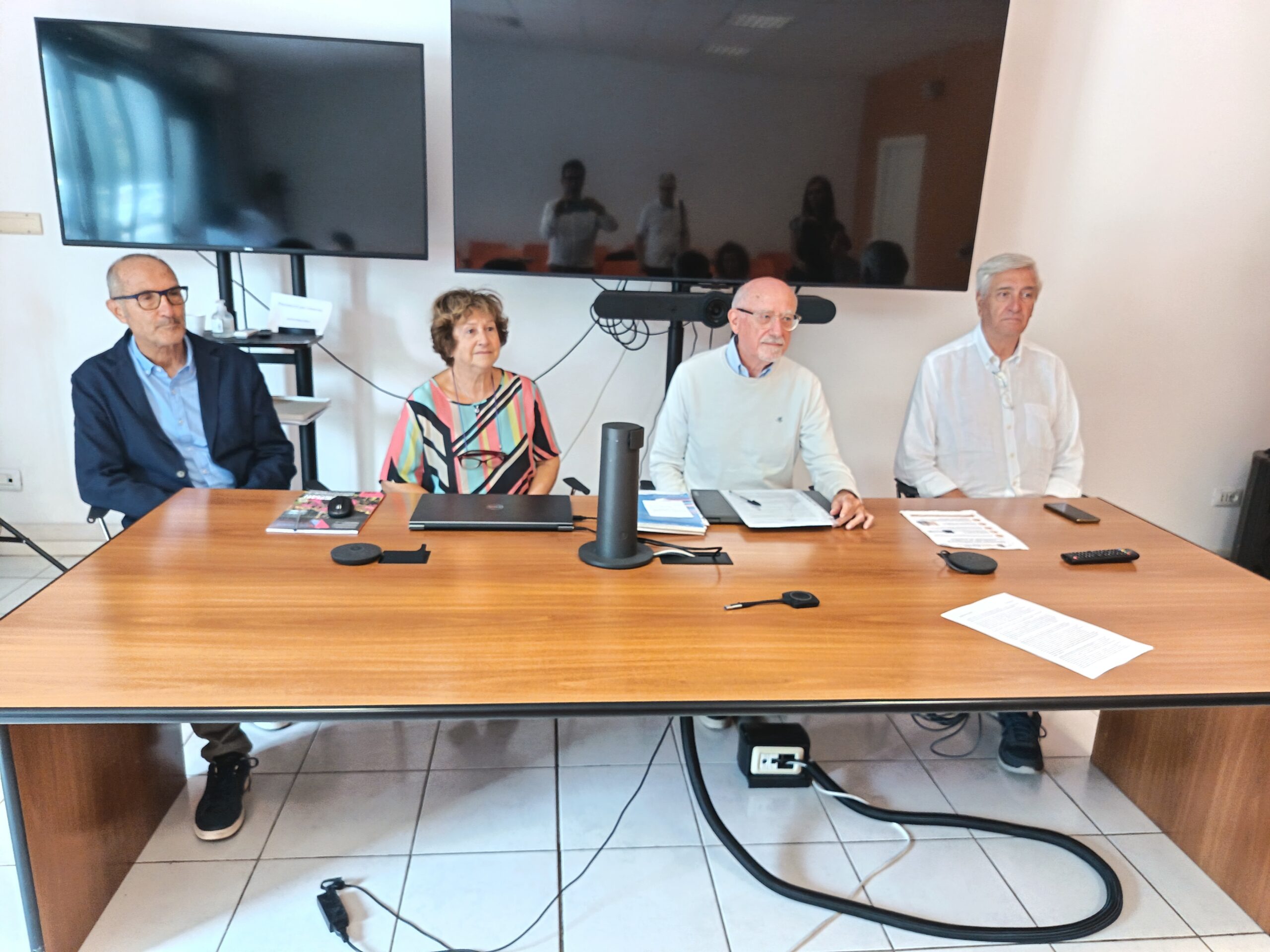 Quattro persone a un tavolo di conferenza