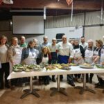 Gruppo di persone attorno a un tavolo