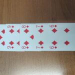 Carte da gioco disposte su un tavolo.