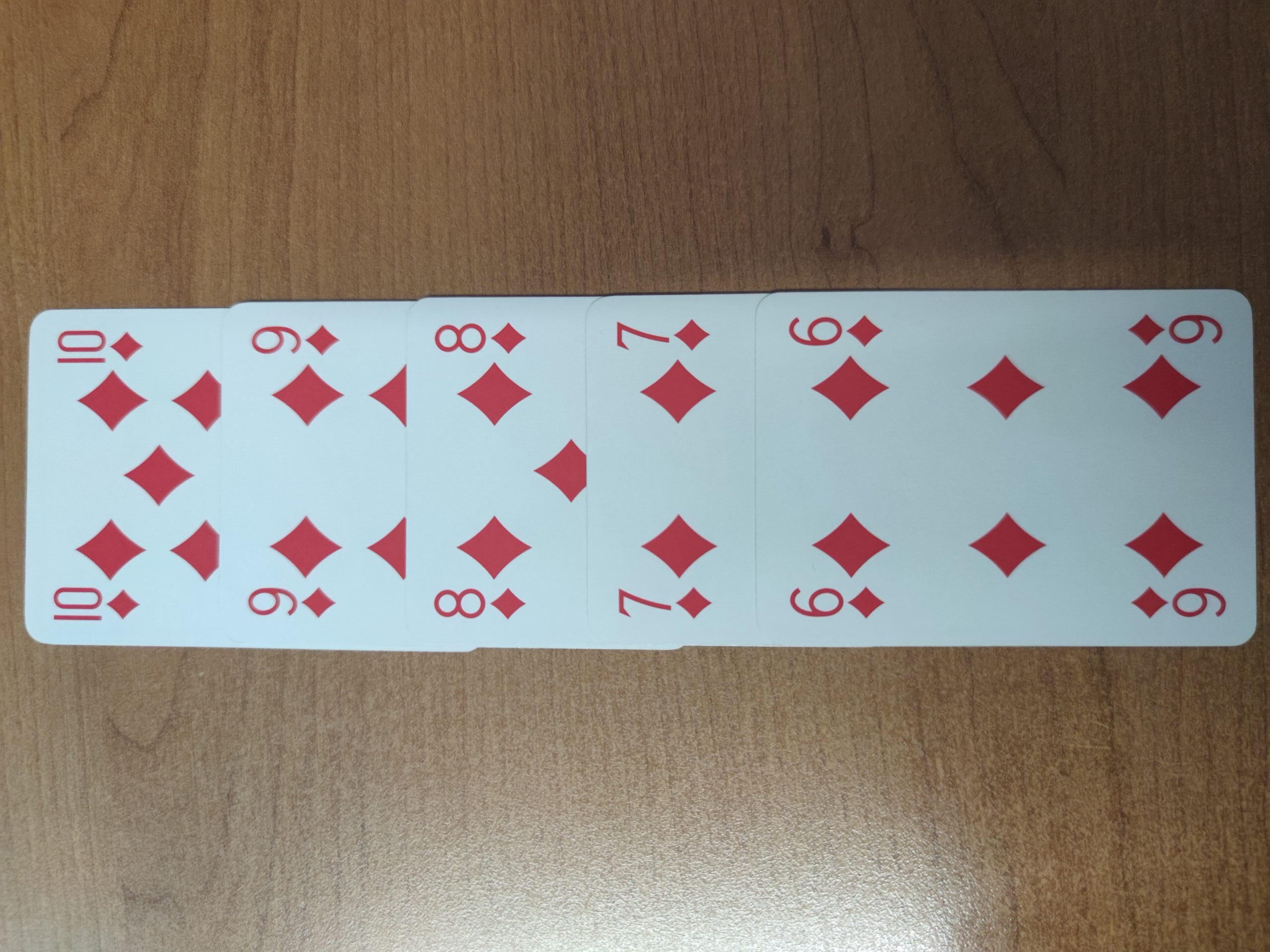 Carte da gioco disposte su un tavolo.