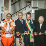 Quattro persone che tagliano il nastro