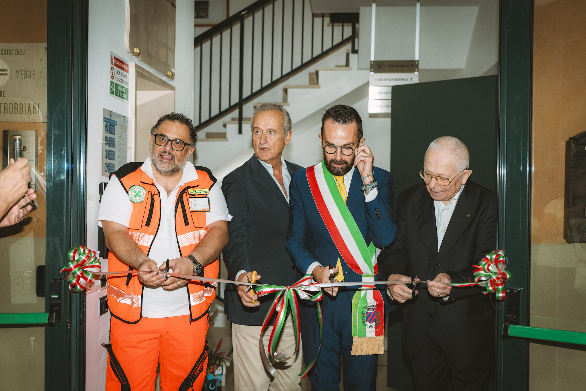 Quattro persone che tagliano il nastro