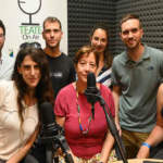 Gruppo di persone davanti a un microfono