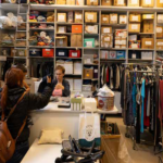 Negozio con cliente e commessa